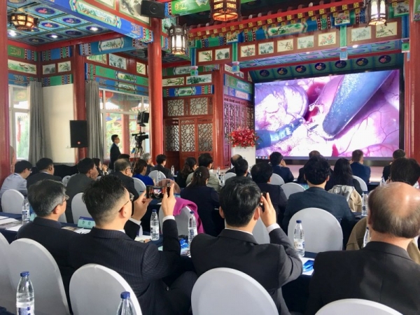 중국 수술용로봇 국제 포럼 – 수술용로봇 동물실험 시연회 (제공:씨유메디칼시스템)