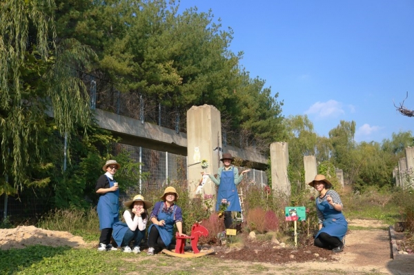 2019년 챌린지가든 ‘냥이의 정원산책’을 조성한 도시정원사 사진제공=서울숲컨서번시