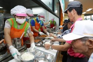지멘스 더 나눔 봉사단, 배식 봉사활동 통해 보양식 제공...서울노인복지센터 이용 어르신 3000여명